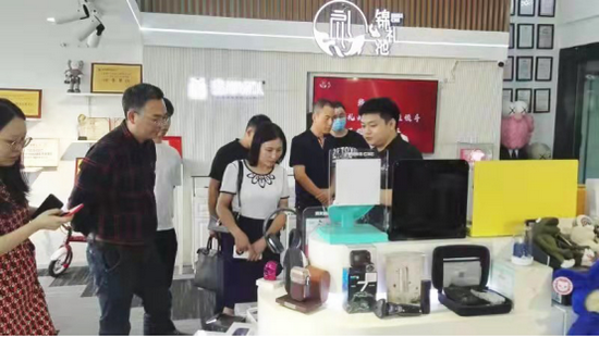 四川礼品行业协会走访理事单位成都锦礼池 交流先进经验